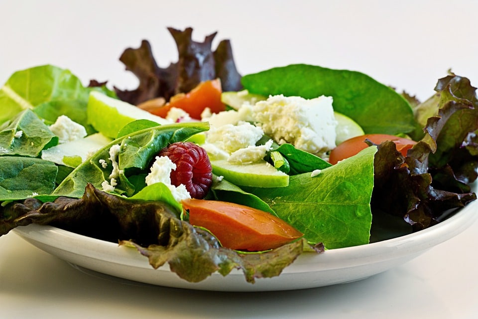 Salat og andet grønt på en tallerken